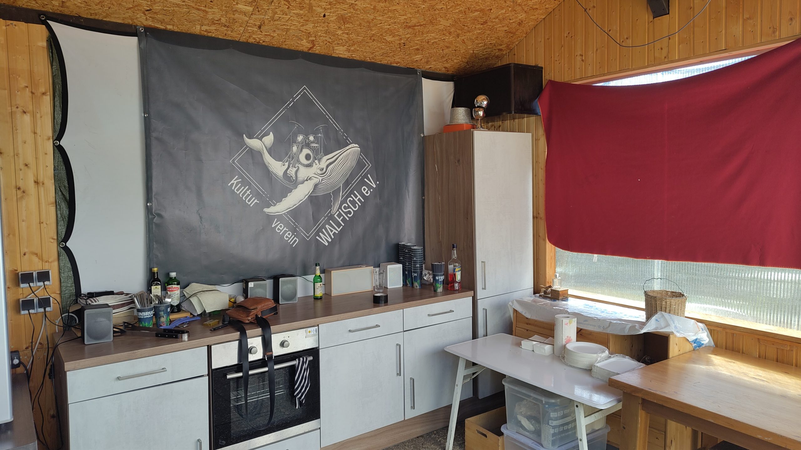 Vorbereitungen auf der Bodemer Ranch mit Walfisch-Banner