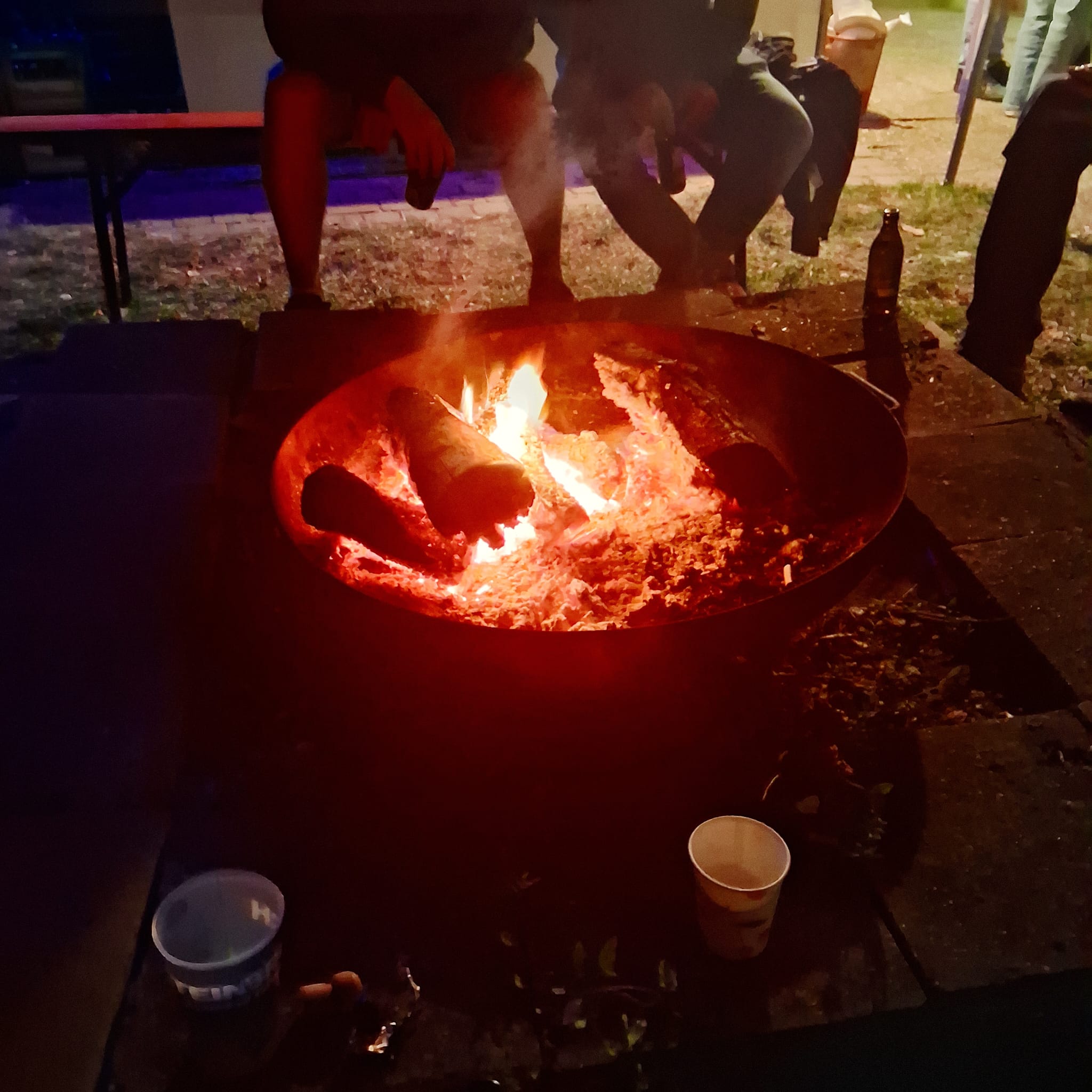 Lagerfeuer im Feuerkorb beim Walfisch-Sommerfest